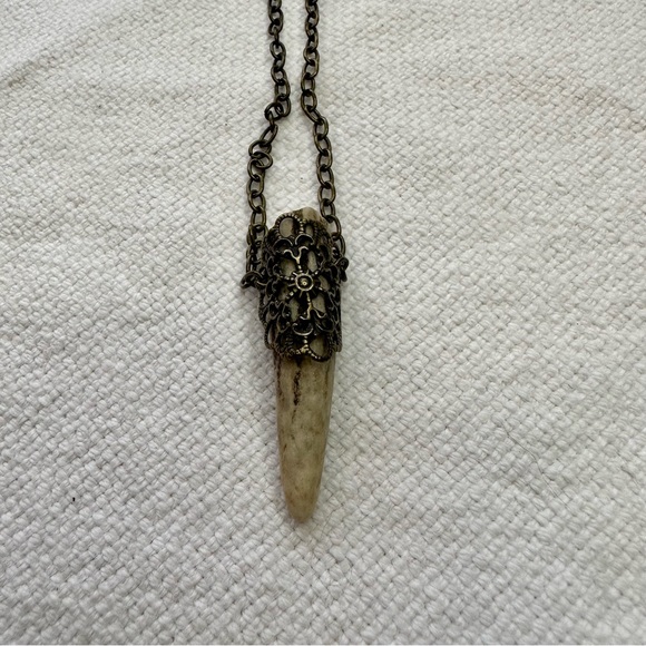 Brutalist Style Fake Bone Pendant Necklace. - Picture 4 of 5
